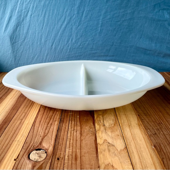 Vintage Pyrex 1063 1.5QT White Divided Serving Dish - Picture 1 of 5